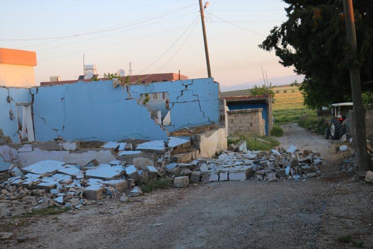 Adıyaman Valisi Nurullah Naci Kalkancı: "(Samsat'taki deprem) Depremden dolayı yaralımız yok, deprem paniğiyle kaçışırken ayağı takılan, düşen, kolunu çarpan 19 civarında vatandaşımız var." G3