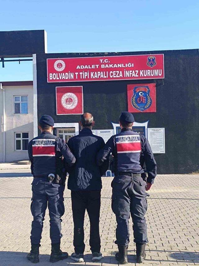 Jandarma &ccedil;eşitli su&ccedil;lardan aranan 45 kişiyi yakaladı 1
