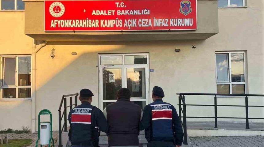 Jandarma &ccedil;eşitli su&ccedil;lardan aranan 45 kişiyi yakaladı