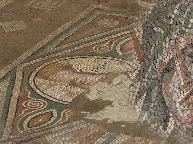 Toprağın altından &ccedil;ıkan 'l&uuml;ks': 1800 yıllık mozaik bulundu