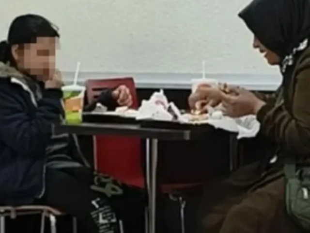 &Uuml;nl&uuml; hamburgercideki skandal cezasız kalmadı: Bakanlık faturayı kesti!