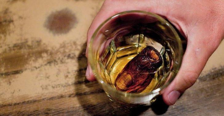 Yok artık: Gerçek insan parmağı içinde bulunan kokteyli kana kana içiyorlar G1