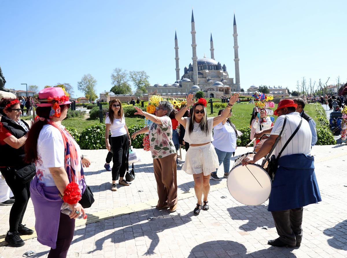 Arabalarla, otob&uuml;slerle akın akın geldiler:  Umduğumu buldum  2