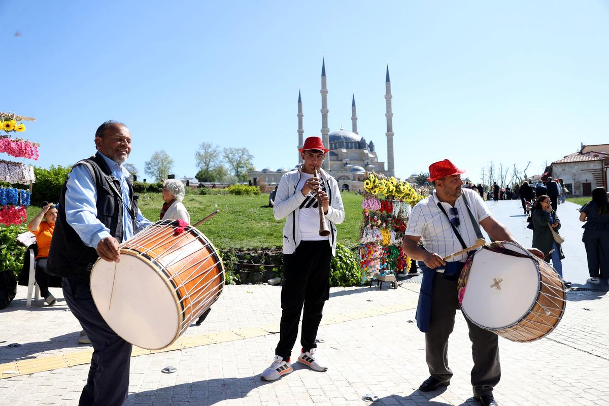 Arabalarla, otob&uuml;slerle akın akın geldiler:  Umduğumu buldum  3