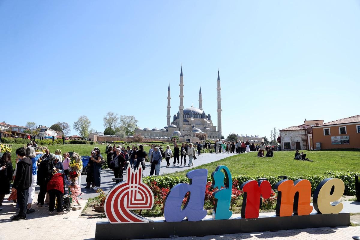 Arabalarla, otob&uuml;slerle akın akın geldiler:  Umduğumu buldum  5