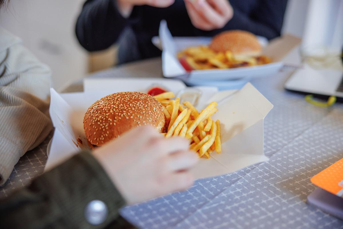 &Uuml;nl&uuml; hamburgercideki skandal cezasız kalmadı: Bakanlık faturayı kesti! 2