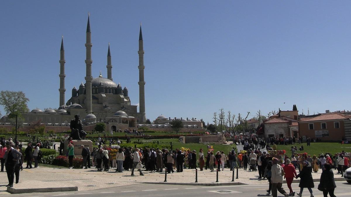 Binlerce turist Edirne ye akın etti: Kent festival alanına d&ouml;nd&uuml; 1