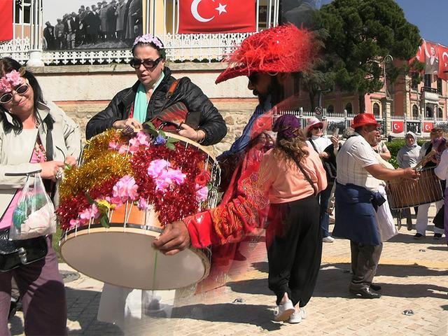 Binlerce turist Edirne'ye akın etti: Festival alanına d&ouml;n&uuml;şt&uuml;