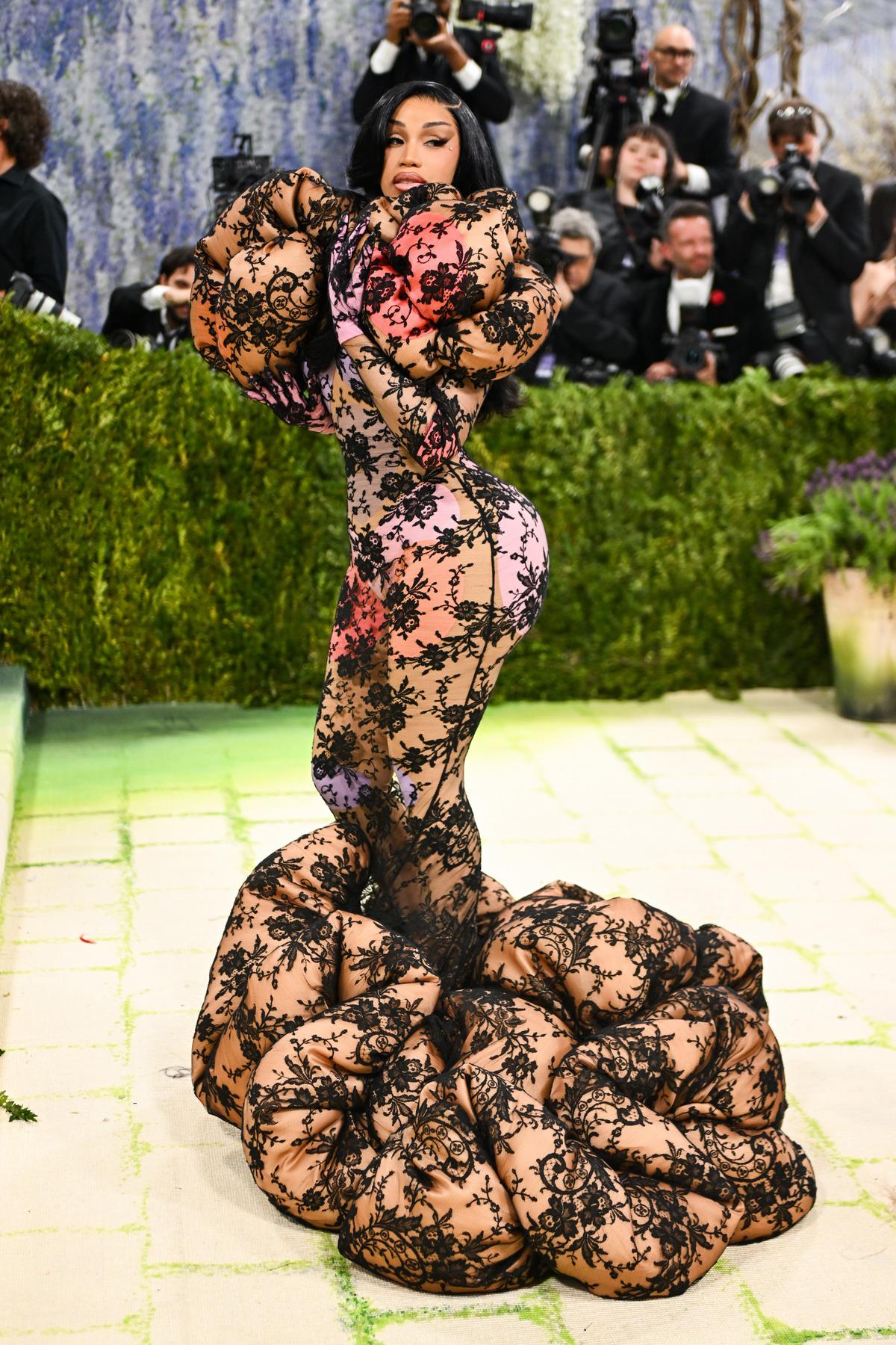 Cardi B Met Gala 2026 ya damga vurdu! Baştan aşağı transparan giyip poz verdi  1