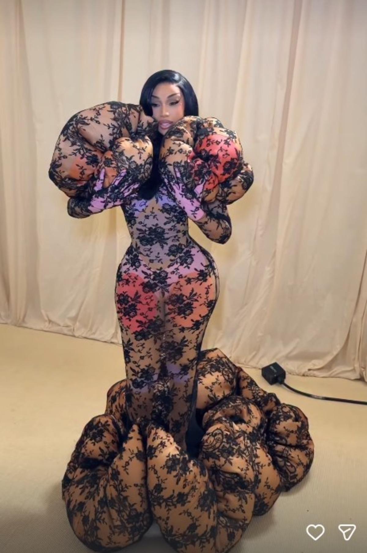 Cardi B Met Gala 2026 ya damga vurdu! Baştan aşağı transparan giyip poz verdi  3