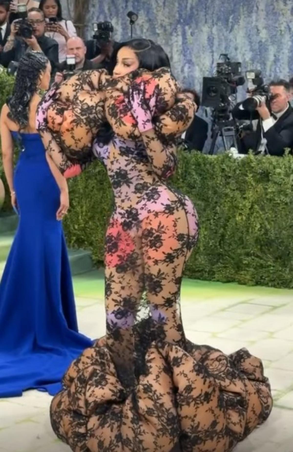 Cardi B Met Gala 2026 ya damga vurdu! Baştan aşağı transparan giyip poz verdi  4