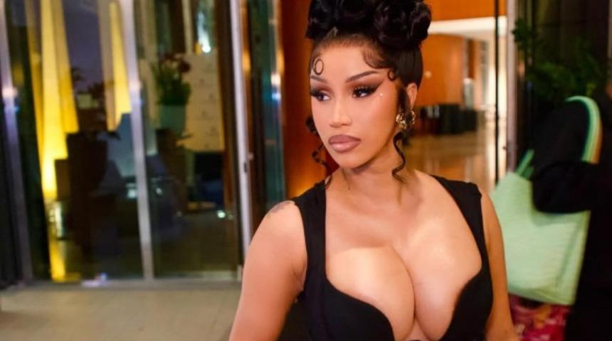 Cardi B Met Gala 2026'ya damga vurdu! Baştan aşağı transparan giyip poz verdi 