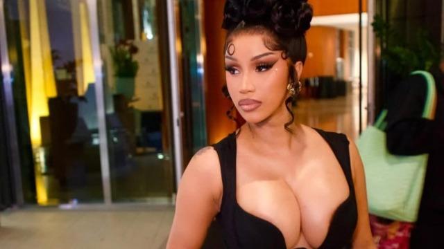 Cardi B Met Gala 2026'ya damga vurdu! Baştan aşağı transparan giyip poz verdi 