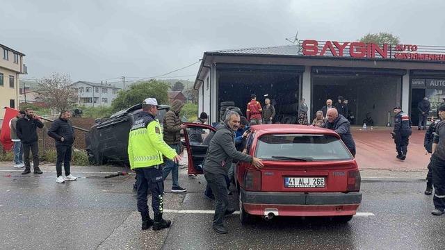 Ara&ccedil;lar &ccedil;arpıştı: Savrulan hafif ticari ara&ccedil; evin duvarını yıktı 4