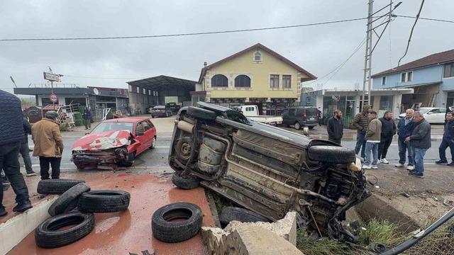 Ara&ccedil;lar &ccedil;arpıştı: Savrulan hafif ticari ara&ccedil; evin duvarını yıktı 3
