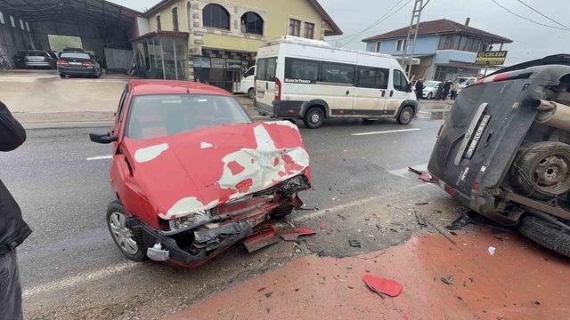Ara&ccedil;lar &ccedil;arpıştı: Savrulan hafif ticari ara&ccedil; evin duvarını yıktı 2