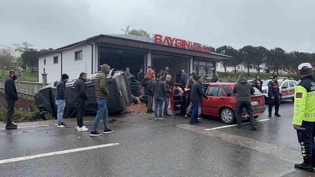 Ara&ccedil;lar &ccedil;arpıştı: Savrulan hafif ticari ara&ccedil; evin duvarını yıktı 1