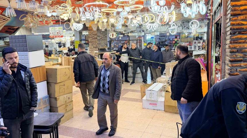 İş yerinde kanlı saldırı: Başından ve g&ouml;ğs&uuml;nden vuruldu