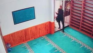 Caminin sadaka kutusundan 200 lira &ccedil;aldı! &Ccedil;aldığı parayı &ouml;dedi
