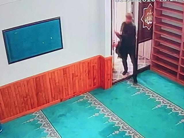 Caminin sadaka kutusundan 200 lira &ccedil;aldı! &Ccedil;aldığı parayı &ouml;dedi