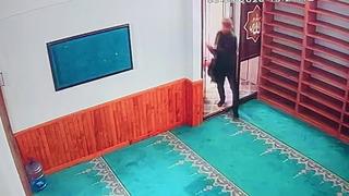 Caminin sadaka kutusundan 200 lira çaldı! Çaldığı parayı ödedi