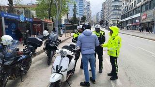 Trafik bilinci için lise önünde farkındalık etkinliği