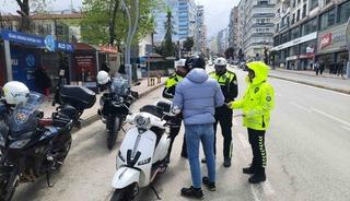 Trafik bilinci i&ccedil;in lise &ouml;n&uuml;nde farkındalık etkinliği