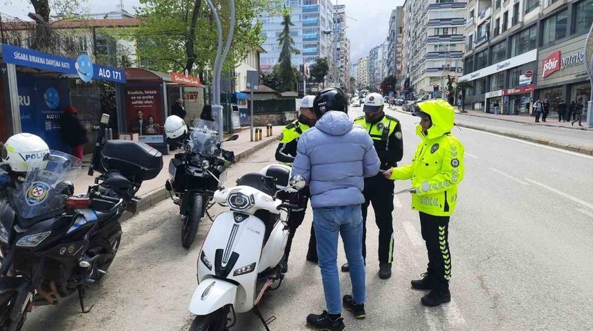 Trafik bilinci i&ccedil;in lise &ouml;n&uuml;nde farkındalık etkinliği