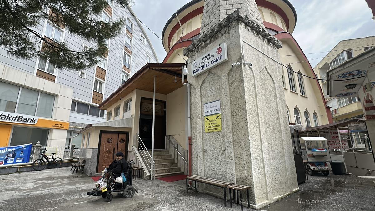 Caminin sadaka kutusundan 200 lira &ccedil;aldı! &Ccedil;aldığı parayı &ouml;dedi 1