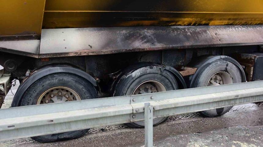 Kayseri&rsquo;de tırın lastiklerinde &ccedil;ıkan yangın b&uuml;y&uuml;meden s&ouml;nd&uuml;r&uuml;ld&uuml;