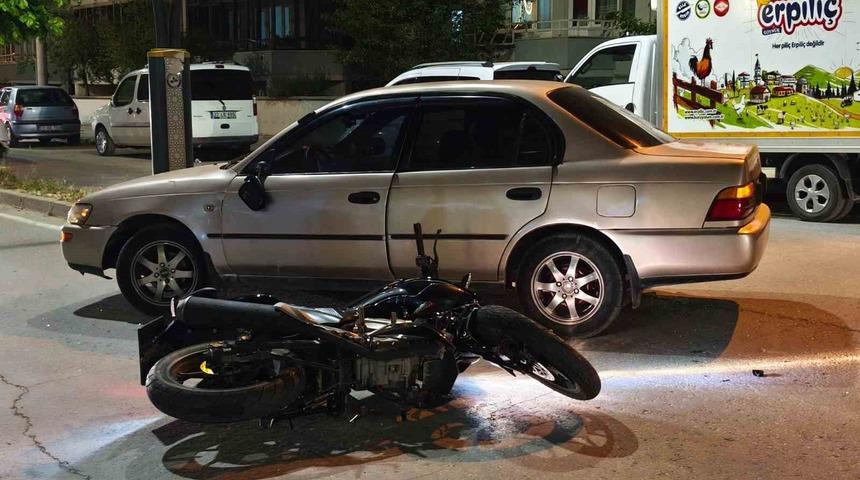 Keşan&rsquo;da otomobil ile &ccedil;arpışan motosiklette 2 kişi yaralandı