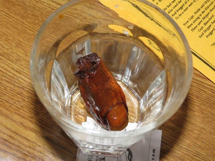 Yok artık: Gerçek insan parmağı içinde bulunan kokteyli kana kana içiyorlar G5