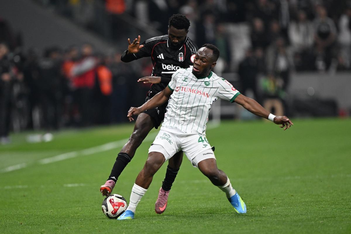 Konyaspor Beşiktaş ı eledi! Sergen Yal&ccedil;ın a su şişesi fırlatıldı! İstifa sesleri ortalığı yıktı 1