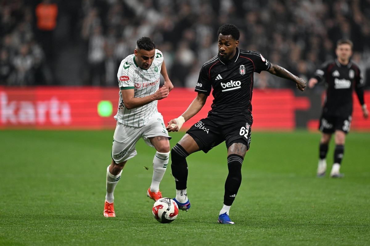 Konyaspor Beşiktaş ı eledi! Sergen Yal&ccedil;ın a su şişesi fırlatıldı! İstifa sesleri ortalığı yıktı 6