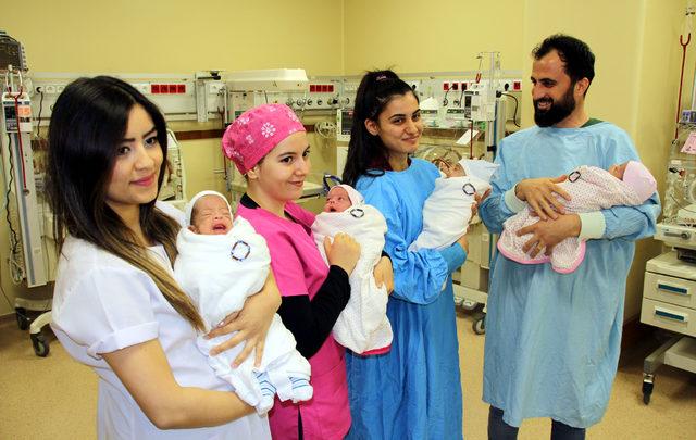 Dördüzlerine bakabilmek için yurt dışına çalışmaya gitti