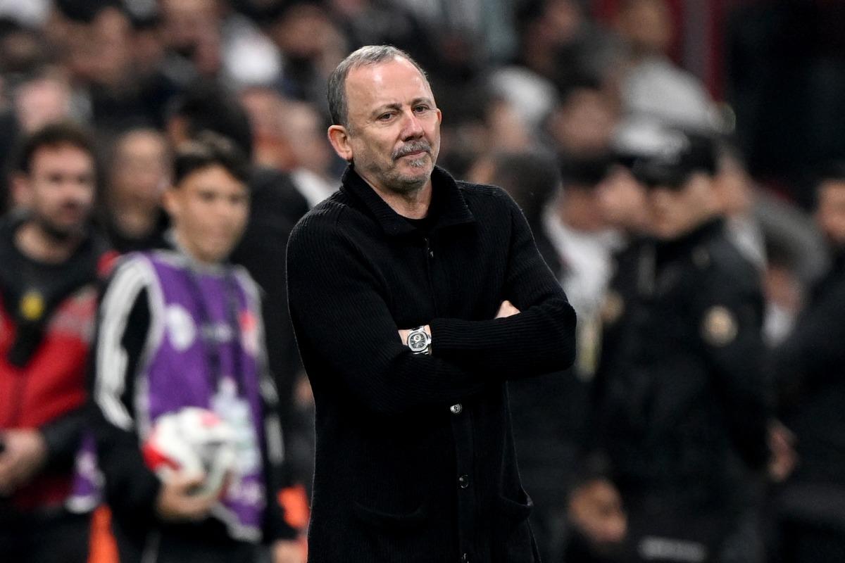 Beşiktaş ta Sergen Yal&ccedil;ın krizi! Tepkiler sonrası istifa etti! Serdal Adalı araya girdi 4