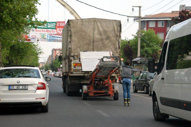 Diyarbakır'da patenli gencin tehlikeli yolculuğu