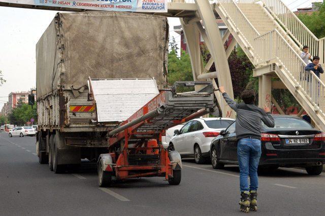 Diyarbakır'da patenli gencin tehlikeli yolculuğu