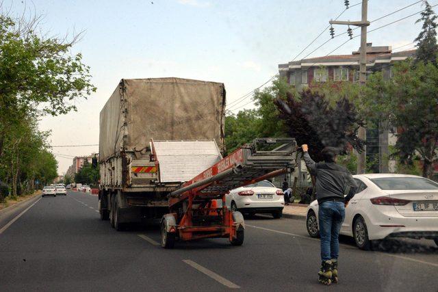 Diyarbakır'da patenli gencin tehlikeli yolculuğu