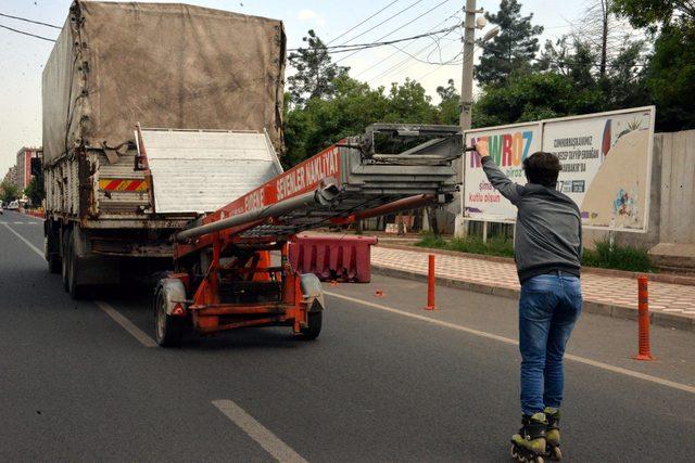 Diyarbakır'da patenli gencin tehlikeli yolculuğu