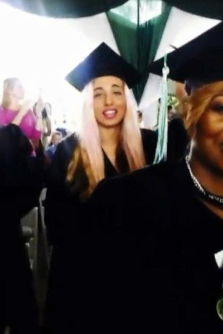 Kızının mutluluğuna ortak olan Ahu Tuğba mezuniyet törenini en önden izledi. Yaşadığı mutluluğu takipçileriyle paylaşan Tuğba; Kızım Anjelik'in üniversite diplomasını aldığı an, heyecandan kalbim duracaktı. Allah tüm evlatlarımıza eğitim hayatlarında ve kaderlerinde güzel yazılar yazsın İnşallah...' mesajını paylaştı.