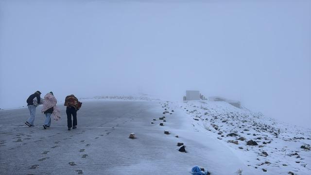 Nemrut Dağı na ulaşım kar nedeniyle g&uuml;&ccedil;l&uuml;kle sağlanıyor 1