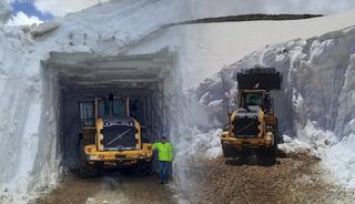 İş makineleri 6 metrelik kar t&uuml;nellerinde kayboldu