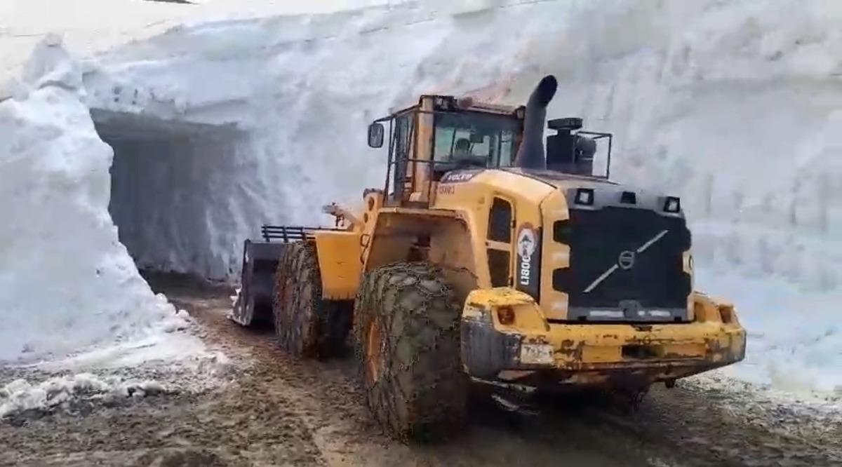 Mayıs ayında 6 metrelik kar! İş makineleri kar t&uuml;nellerinde kayboldu 2