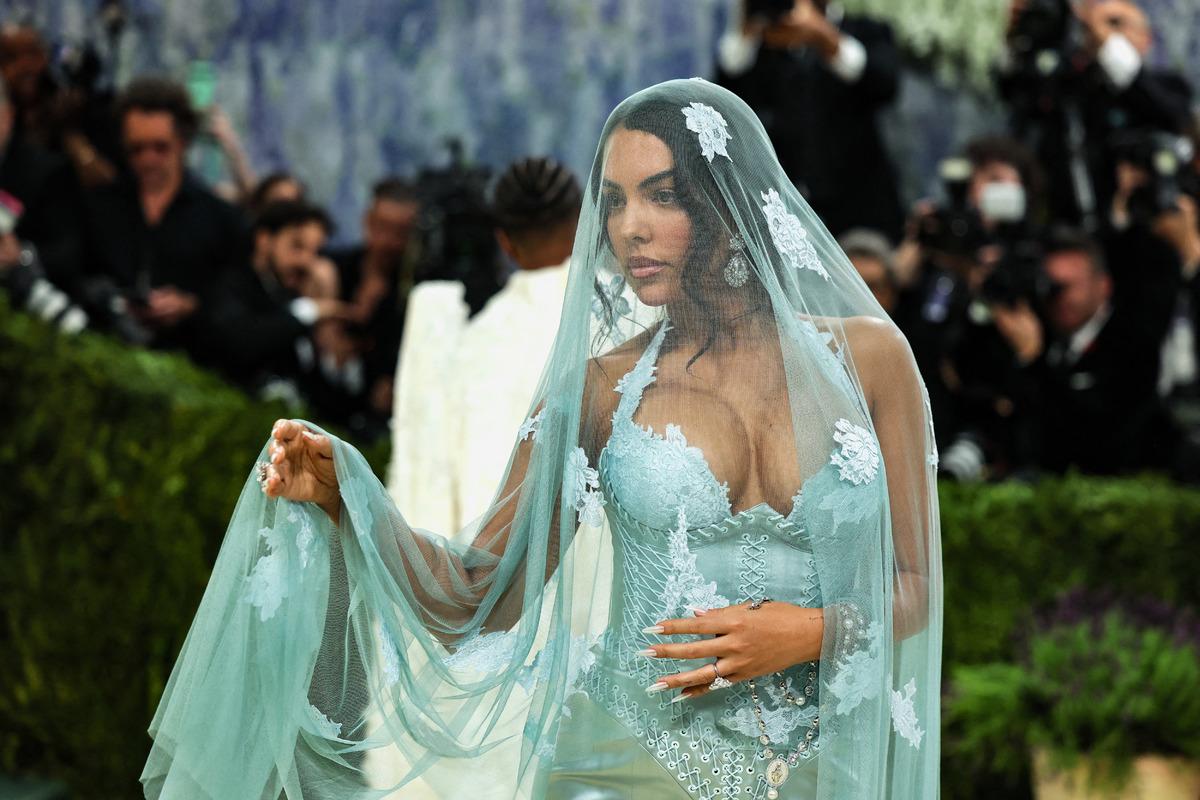 Ronaldo nun nişanlısı Georgina Rodriguez in derin dekolteli elbisesi eleştirildi 4