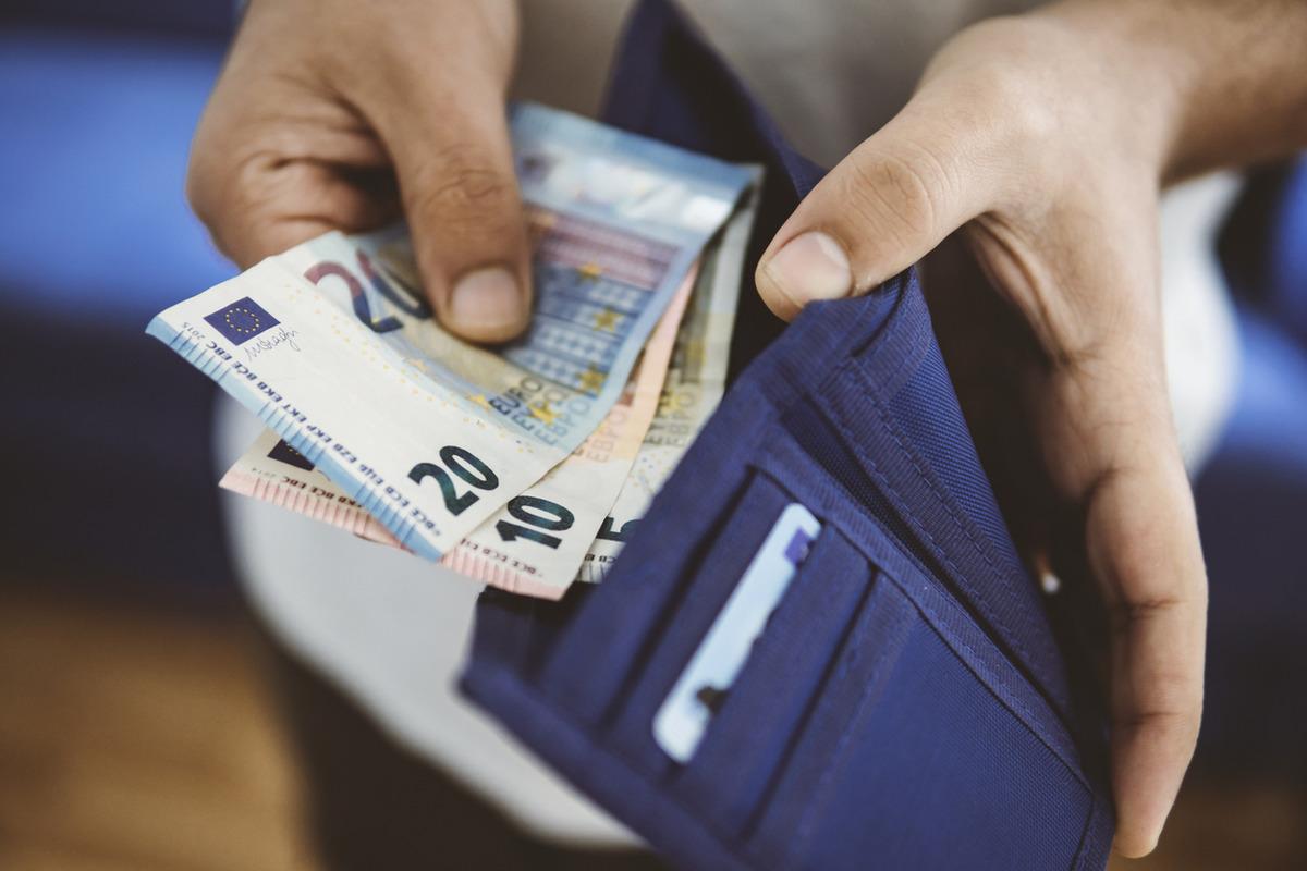 &Ccedil;inliler neden c&uuml;zdanlarında al&uuml;minyum folyo taşıyor? Sebebi şaşırttı 1