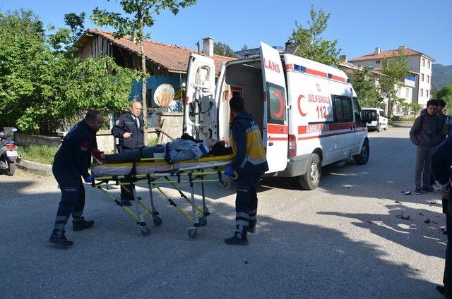 Motosiklet ile okula giden öğrenci okul arkadaşına çarptı: 3 yaralı