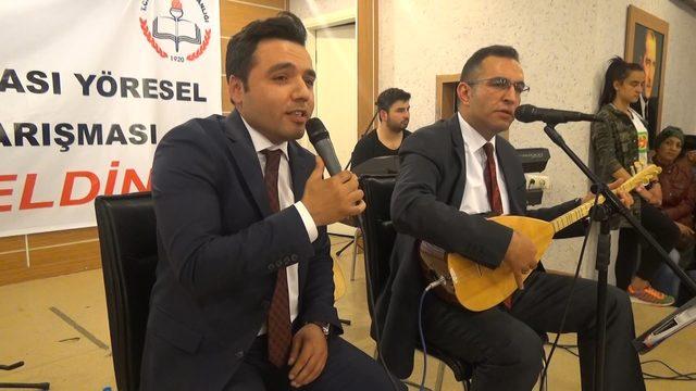 Sahnede t&uuml;rk&uuml; s&ouml;yleyen kaymakam alkışlandı 1