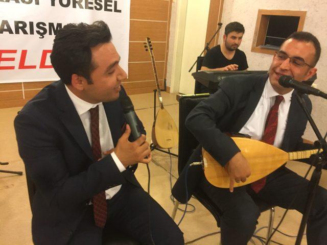 Sahnede t&uuml;rk&uuml; s&ouml;yleyen kaymakam alkışlandı 3