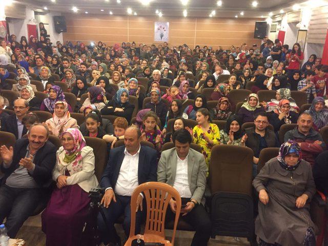 Sahnede t&uuml;rk&uuml; s&ouml;yleyen kaymakam alkışlandı 4